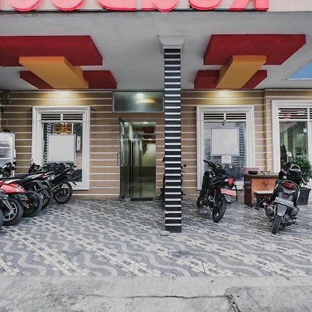 Отель Reddoorz @ Jalan Stm Медан Экстерьер фото